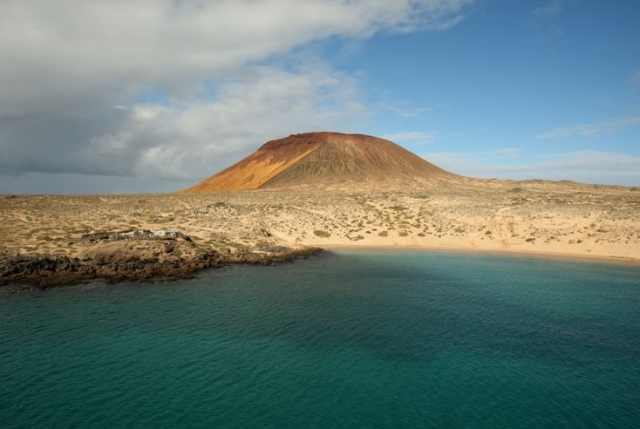 mar con una montana a lo lejos